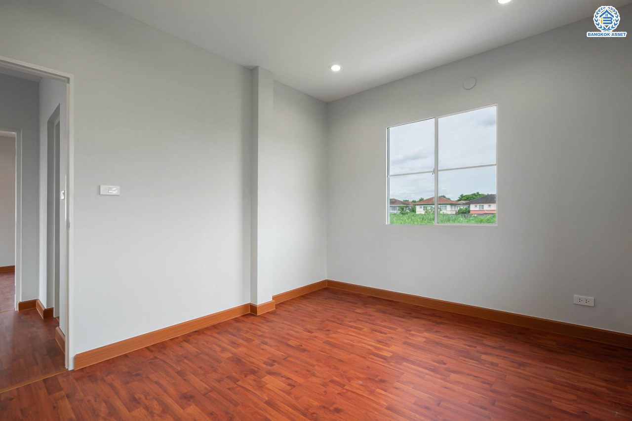 บ้านมือสองตกแต่งใหม่ แบรนด์ LH ม.มัณฑนา ราชพฤกษ์ เนื้อที่ 57.4 ตร.ว. ฟังก์ชัน 3 ห้องนอน 2 ห้องน้ำ จอดรถได้ 2 คัน พร้อมห้องอเนกประสงค์ 1 ห้อง สามารถปรับเปลี่ยนเป็นห้องทำงาน หรือห้องนอนได้ตามความต้องการ Facilities ตอบโจทย์ทุกกิจกรรม! บนทำเลใกล้วงเวียนพระราม5 เซ็นทรัลเวสต์เกต และรถไฟฟ้า "สถานีบางรักน้อยท่าอิฐ"